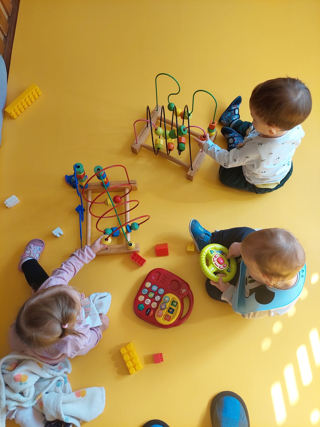 Najmlađi mališani u igri sa drvenim labirintom i edukativnim igračkama, jutarnja igra u Kornjačici.