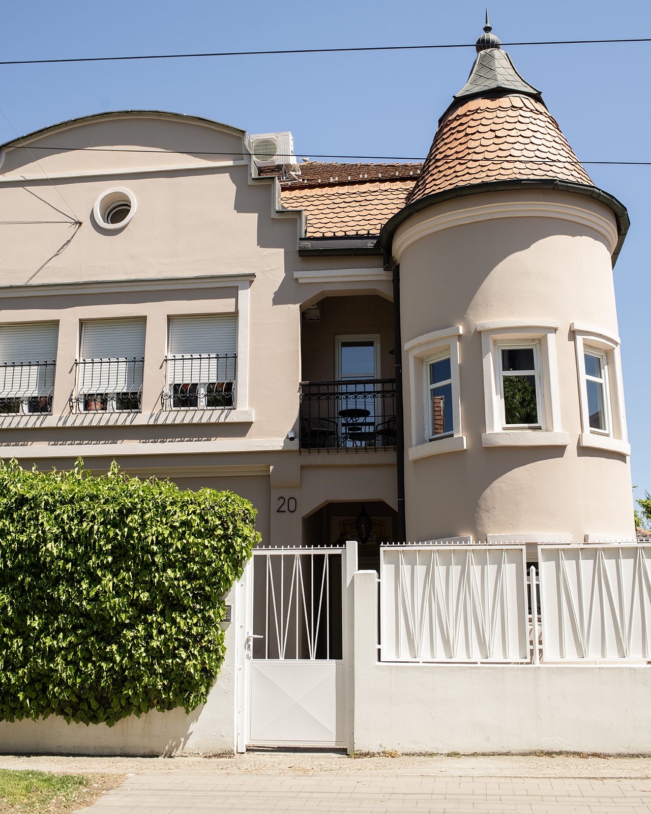 Vrtić Kornjačica, urbana vila sa kulom na adresi Stevana Hristića 20 u Novom Sadu.