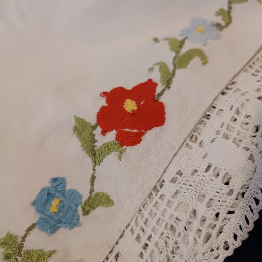Tradicionalna ručno izvezena bela tkanina sa crvenim i plavim cvetovima